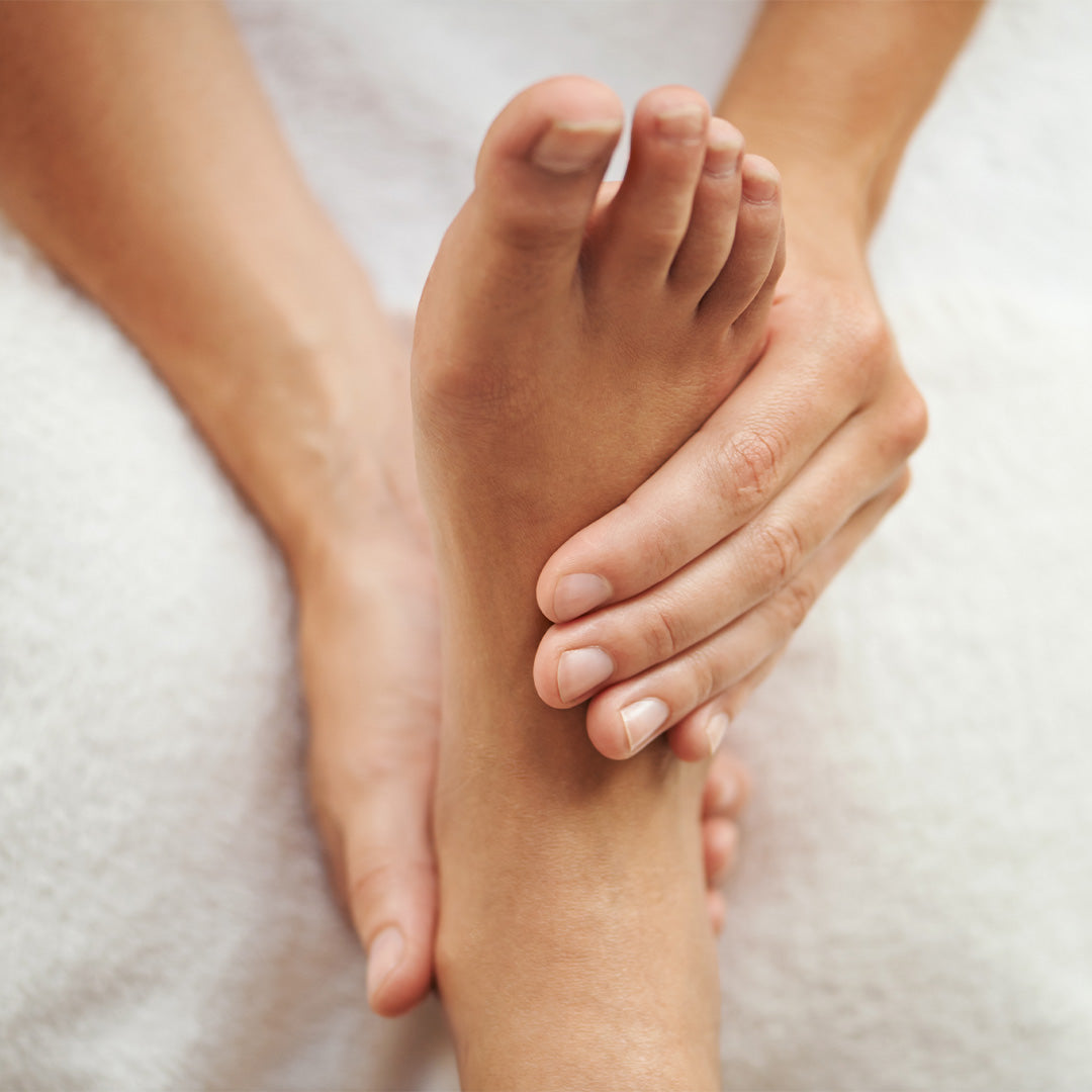 Entspannende Fußmassage mit den Händen, wohltuende Fußpflege für gepflegte Füße und mehr Entspannung