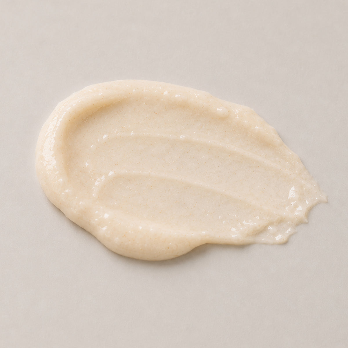 Textur des SÜDA CARE Everyday Fußpeelings mit cremiger Peelingtextur und feinen Peelingpartikeln